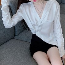 비비에모 샤틴 사선 언발란스 브이넥 링클 블라우스 01022