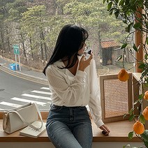 더블버튼 핀턱 브이넥 블라우스