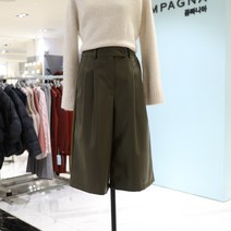 꼼빠니아 핀턱 디테일에 통 넓은 핏으로 세련되고 트렌디한 무드를 연출하고 무릎아래로 오는 기장으로 활동성 좋은 팬츠 ***인조가죽 핀턱 버뮤다팬츠***
