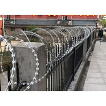 공장직판 윤형 능형 철조망 가시 도난 방지 가시 스테인레스 스틸 블레이드 가시 철사 안티 등반 가시 철사 커뮤니티 학교 보호 도난 방지 그물 안티 크롤링 가시 철사 롤링 케이지, 304 스테인리스 스틸 링 90cm 암호화된 이중