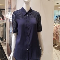 꼼빠니아 카라넥으로 단정하며 숄더라인부터 소매까지 레이스 디자인이 로맨틱하며 하늘하늘한 폴리 소재로 부드러운 ***레이스 반팔 블라우스***