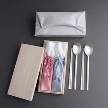 물결거북 칠보 특 은수저 80% 25돈 2벌+품질보증서+수저집+오동나무함+보자기포장 블루 핑크 실버 인쇄 2인용 전통 칠보 퇴직자 부모님 생신 선물 창립기념품 예단 국산 추천, 실크보자기, 인쇄 없음