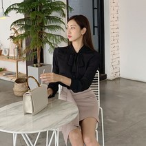 떳다그녀 렌지 실키 리본 블라우스