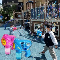 5분에 10000개 5구 연발 터보 버블건 자동 비누방울총 회전 분사 버블 건전지포함, 5연발 터보버블건(색상랜덤)
