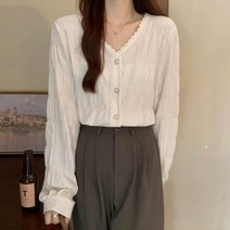 [랜덤플레이] 브이넥 레이스 버튼 블라우스