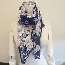 아놀드파마 직사각 나염 스카프. 가을간절기에 보온으로 스카프 코디. [뉴코아울산성남점]