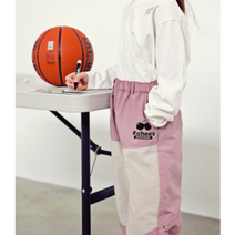 [마르디엠버 ] 화섬 원단으로 제작된 조거 팬츠 스타일의 피치스 주니어 엘로 팬츠예요