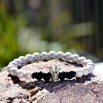 Mens Charms King Crown Beaded Bracelet 옴므 핸드메이드 화이트 블랙 천연 오닉스 라바 스톤 팔찌 뱅글 완장 킹 크라운 비즈 가성비 좋은 175026, AB402-1