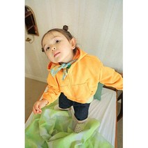 [마르디 엠버] 또렷한 컬러감이 돋보이는 봉봉 후드 집업은 부드러운 코튼 쮸리 소재로 제작되어 착용감이 좋아요. 포인트로 후드에 화사한 스카프를 끼워주었답니다.