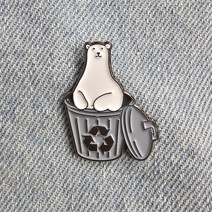 BC409 쓰레기 통 속의 북극곰 배지 뱃지 브로치