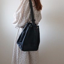 라렌트리 / 블랙 매듭 버킷 크로스 백팩