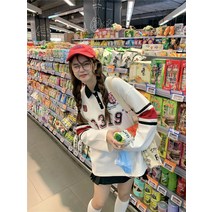 벚꽃 마두 CHI 쇼핑을 좋아해요 의 후배다 상패 디자인 카라넥 블러킹 레터링맨투맨 2569695136
