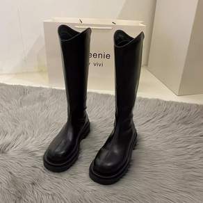 롱부츠 여성 무릎위 착용 사진