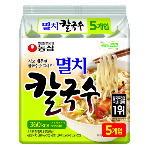 연두색 묶음 봉지에 담긴 농심 멸치칼국수 98g 5개입