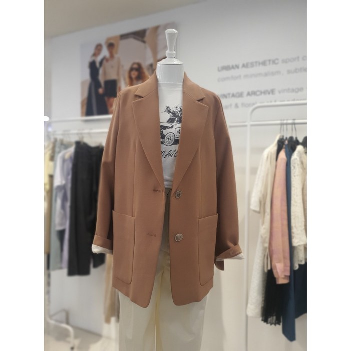 듀엘 DEWE 단아한 소매 레터링 자켓 D221MSF013 베이지 NC일산