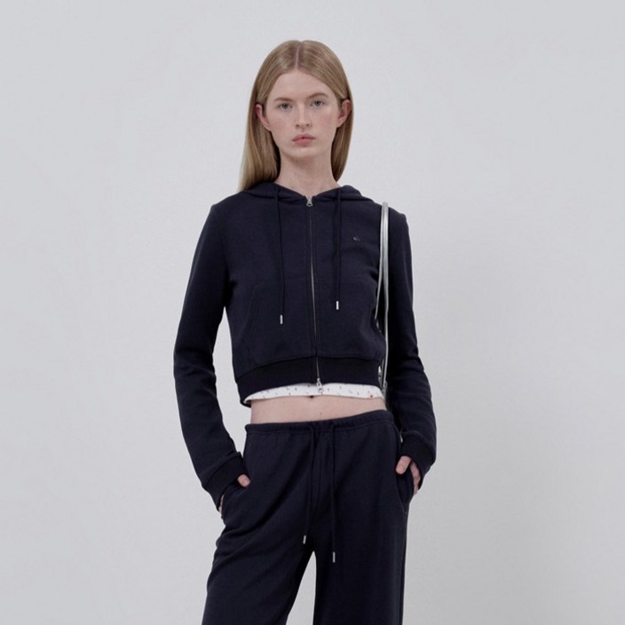 키르시 플레인 슬림핏 크롭 후드 집업