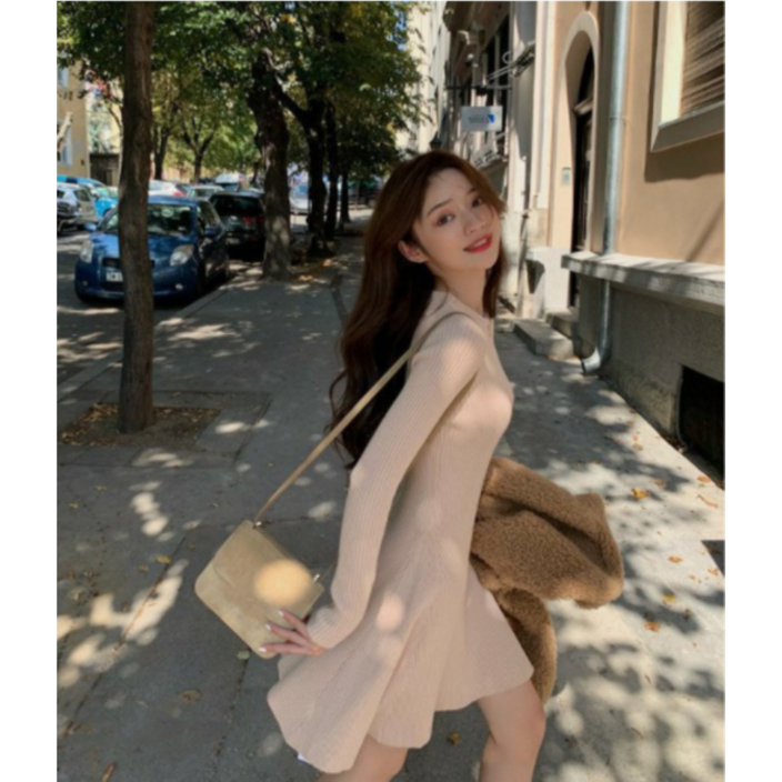 루네타러블리 델루나 슬림핏 플레어 미니 니트 원피스