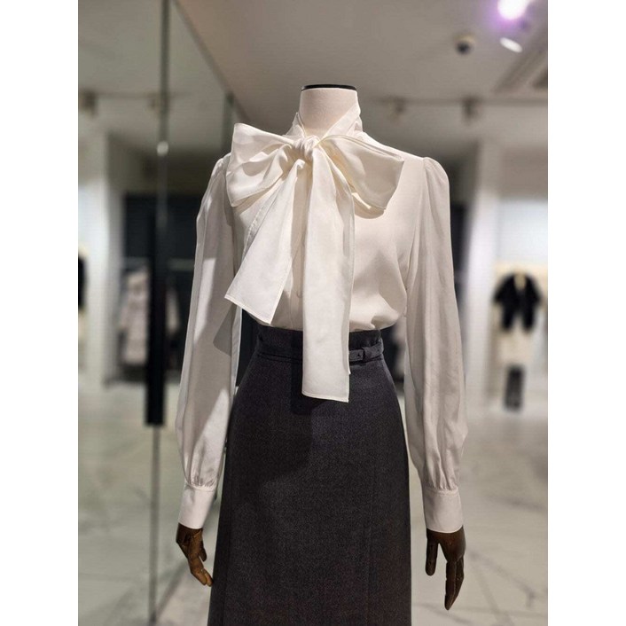 국내백화점  모조에스핀 여성 리본 장식 셔츠형 블라우스 페미닌 하객룩 오피스룩