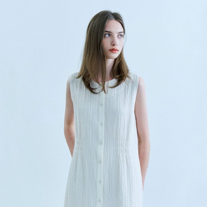 어다울 Seersucker sleeveless shirring long dress - ivory