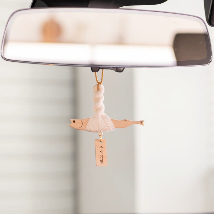 마켓유니버스 차량용 액막이 명태 룸미러 걸이형