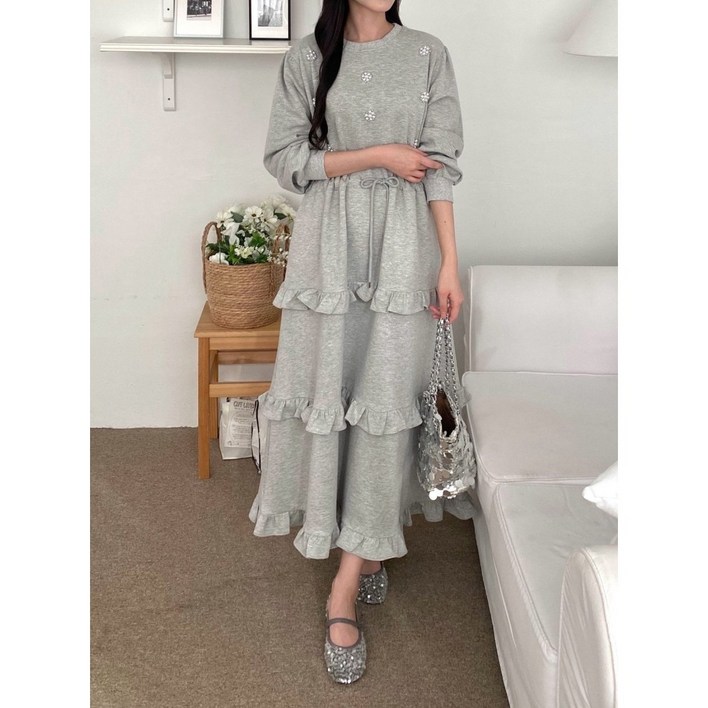 여성용 진주 장식 프릴 3단 캉캉 롱 원피스 루즈핏 라운드넥 허리조절 맨투맨