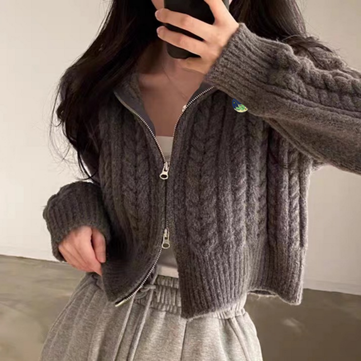 이루이 여성 꽈배기 니트 집업 가디건 스타일업 숏 크롭가디건 이루이 여성 꽈배기 니트 집업 가디건 스타일업 숏 크롭가디건