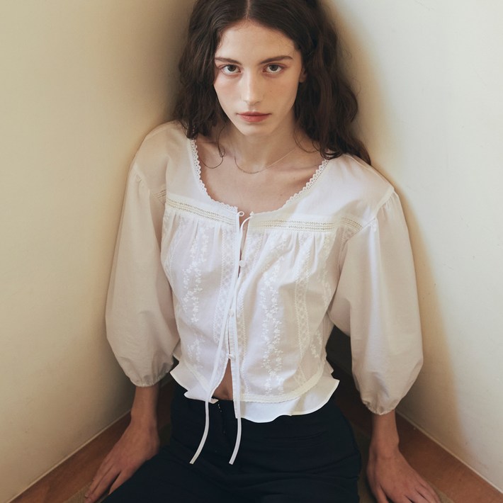 오앨 EYELET LACE PEPLUM BLOUSE