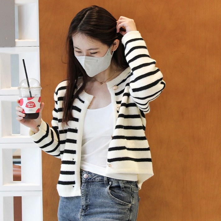 KDNC 스트라이프 라운드넥 트위드 스타일 니트 숏 가디건 아우터