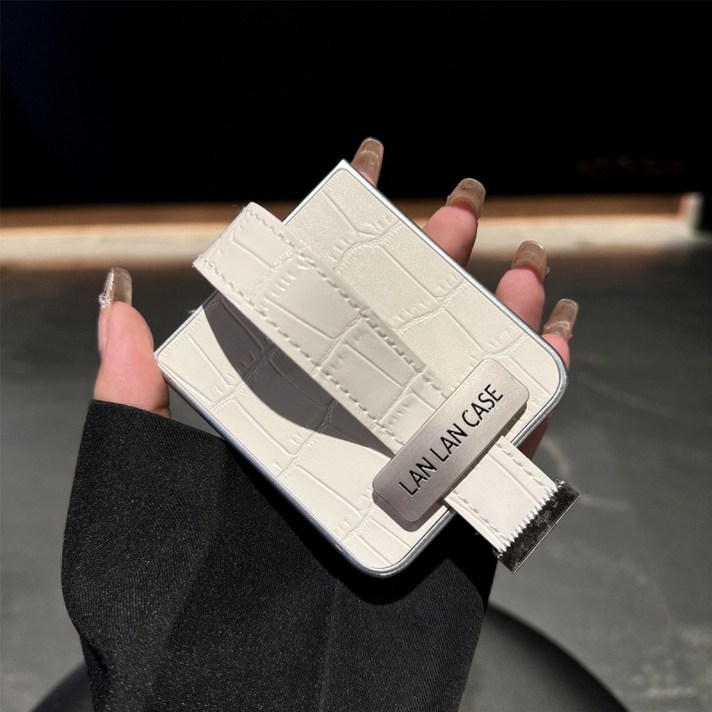 폴더블 휴대폰 케이스 갤럭시 Z플립3 플립4 플립5 가죽 악어 패턴 손목 밴드 커버 긁힘 방지 스타일리시한 디자인