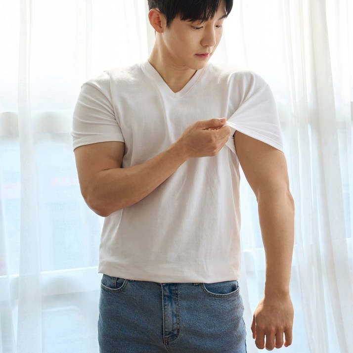 어깨넓어보이는 남자 머슬핏 반팔 브이넥 티셔츠 어깨넓어보이는 남자 머슬핏 반팔 브이넥 티셔츠